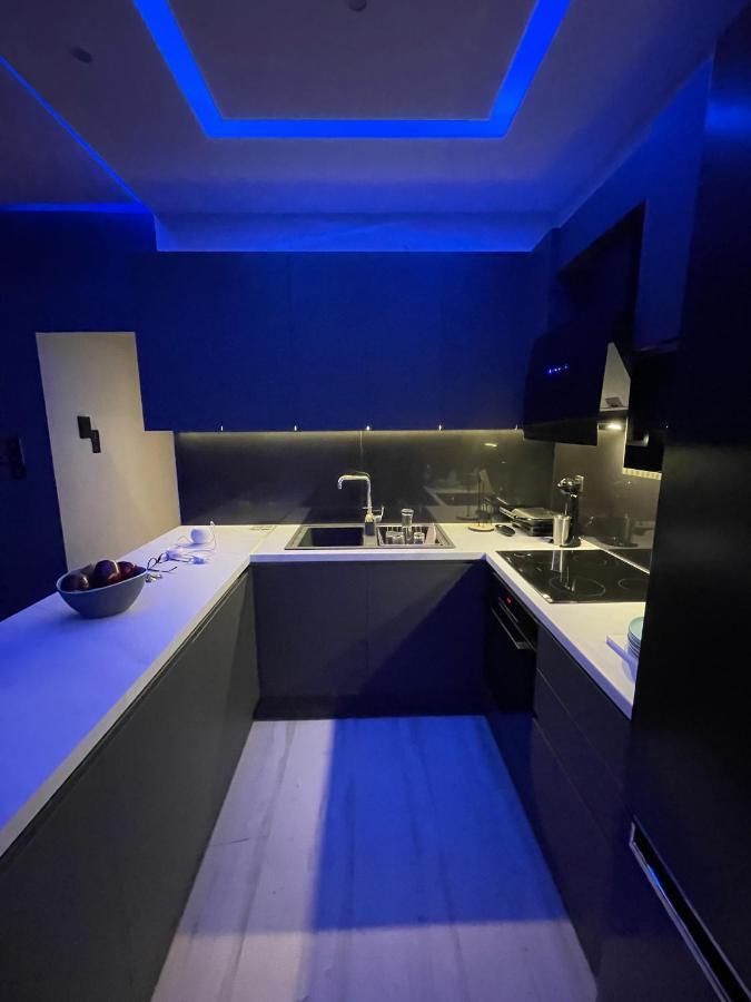 Luxury 3 Bedroom In Center *